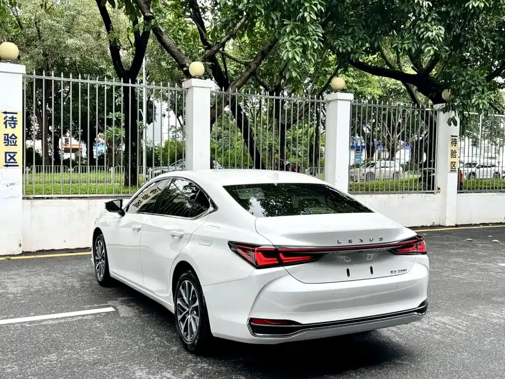 Lexus ES — фото 5