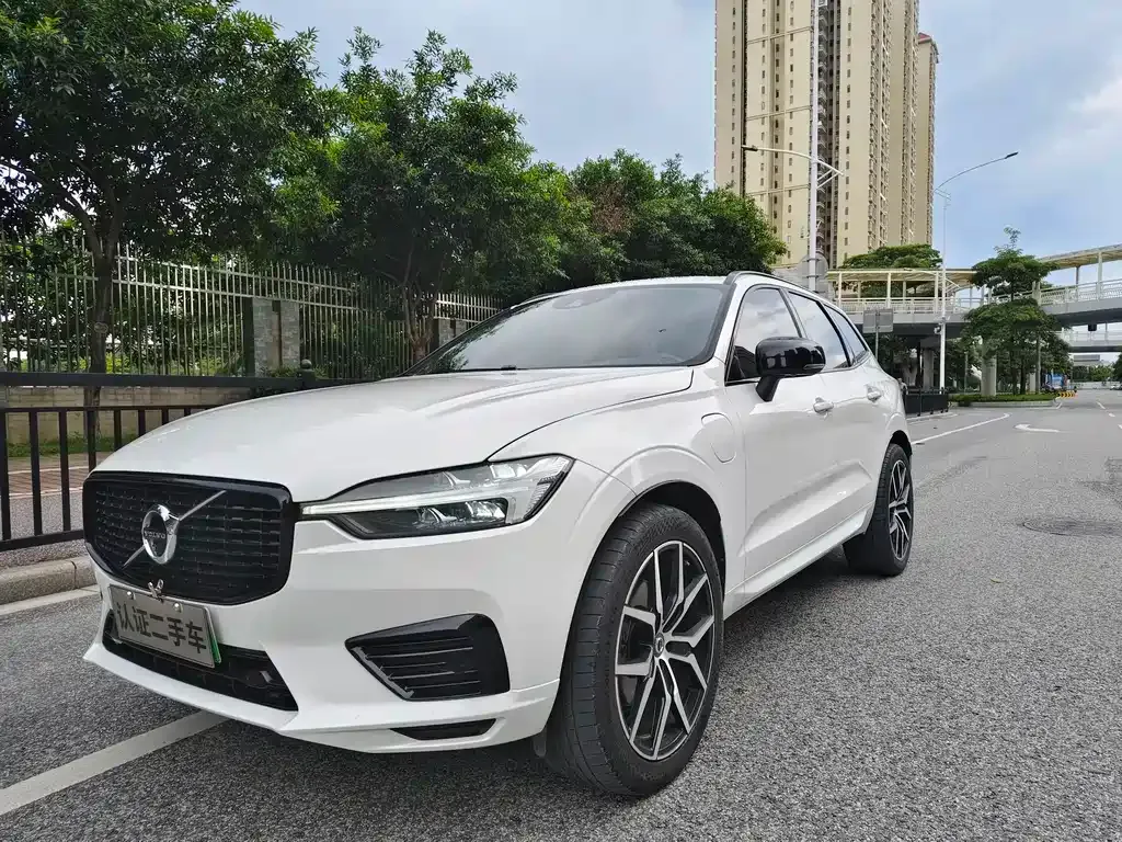 Volvo XC60 PHEV — фото 1