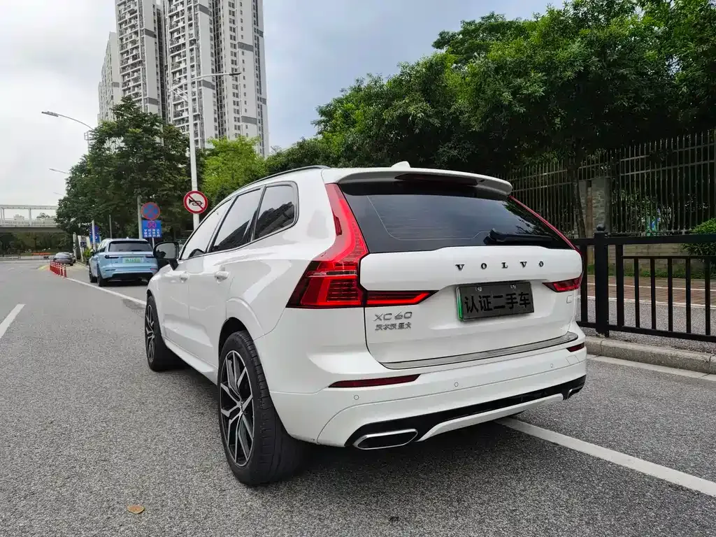 Volvo XC60 PHEV — фото 7