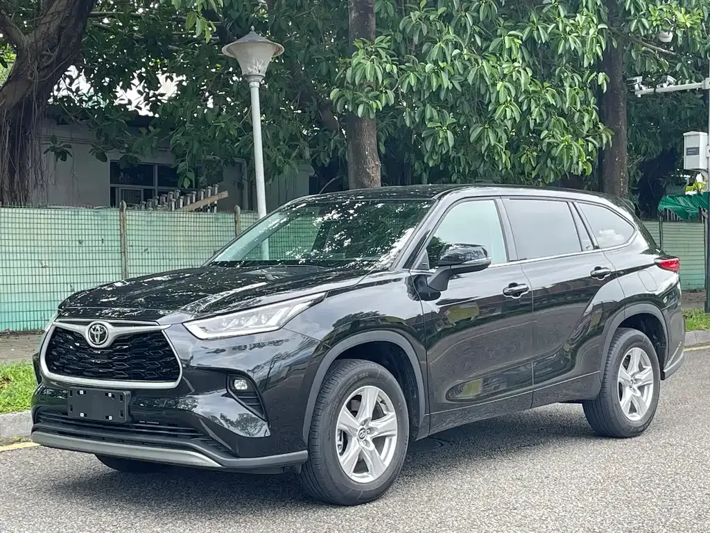 Toyota Highlander — фото 1