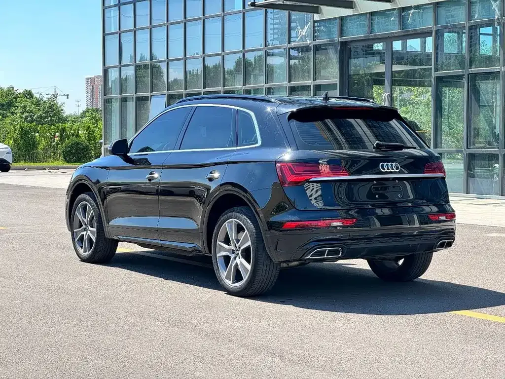 Audi Q5L — фото 10