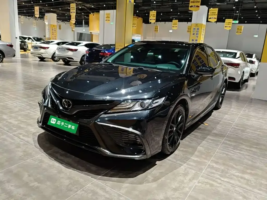 Toyota Camry — фото 1