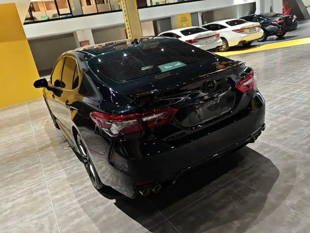 Toyota Camry — фото 2
