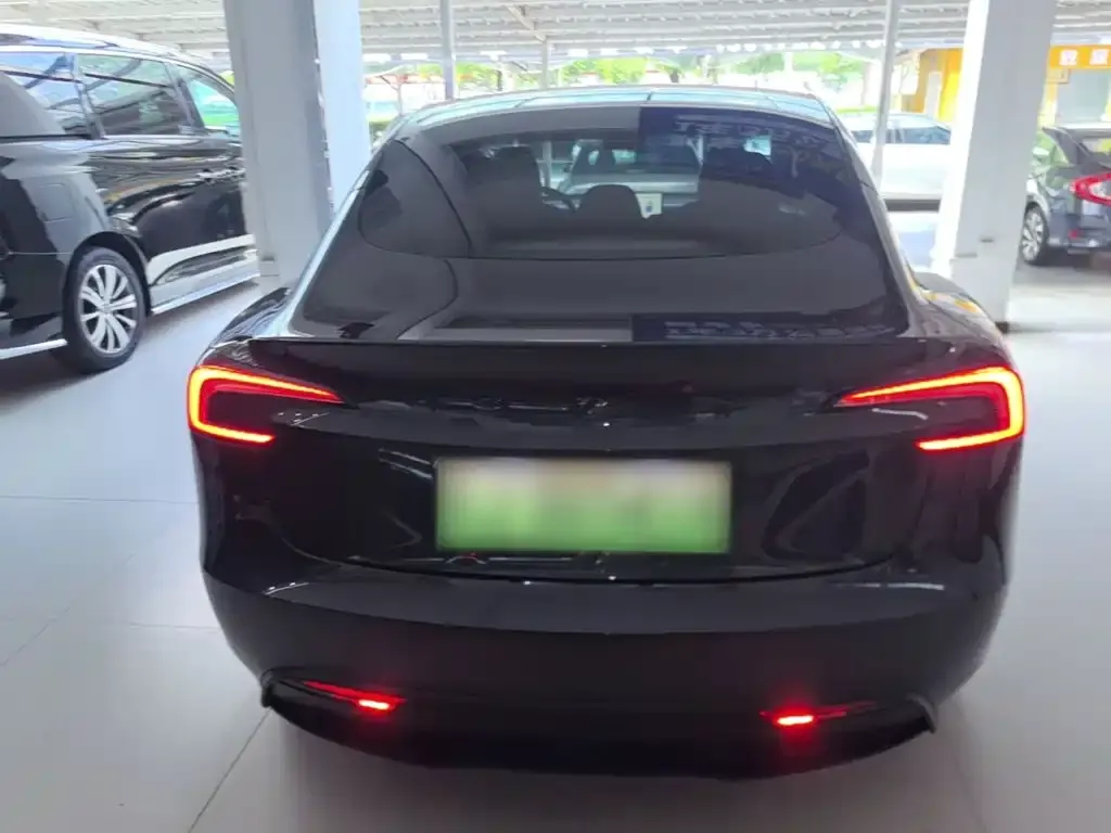 Tesla Model 3 — фото 10