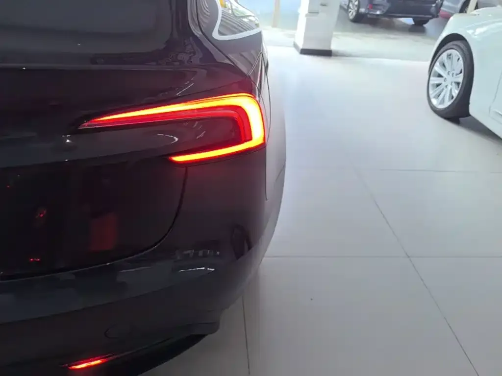 Tesla Model 3 — фото 3