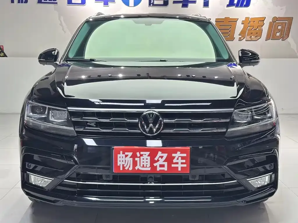 Volkswagen Tiguan L — фото 1