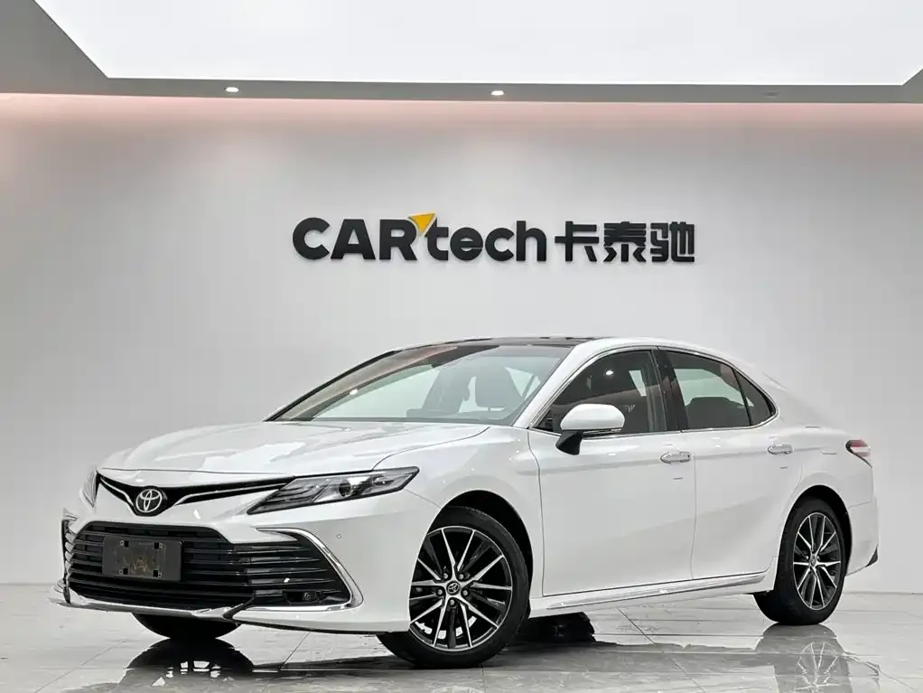 Toyota Camry — фото 1