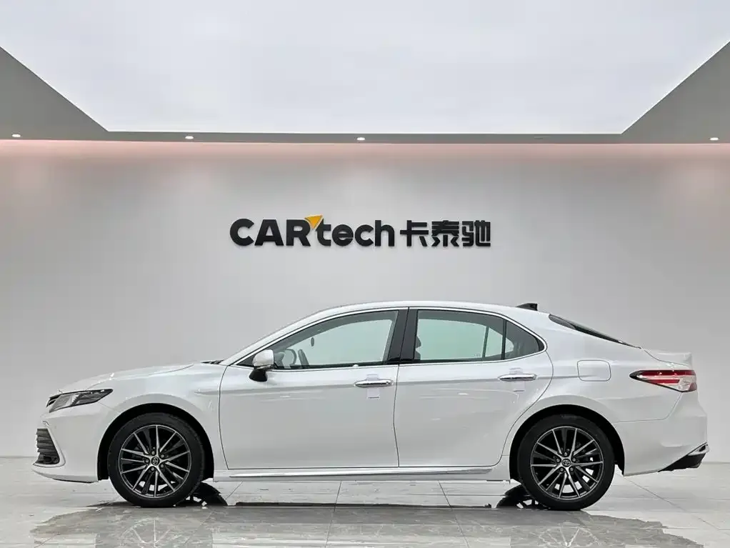 Toyota Camry — фото 2