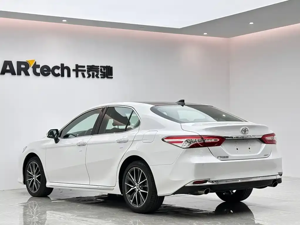 Toyota Camry — фото 3