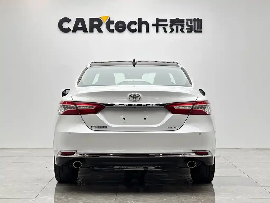 Toyota Camry — фото 5