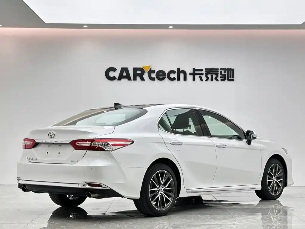 Toyota Camry — фото 4