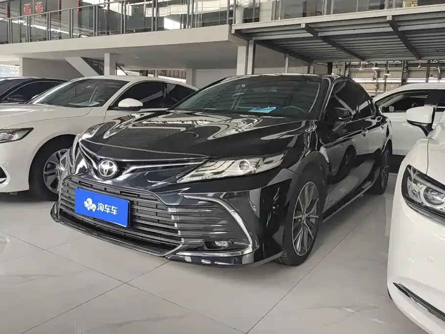Toyota Camry — фото 1