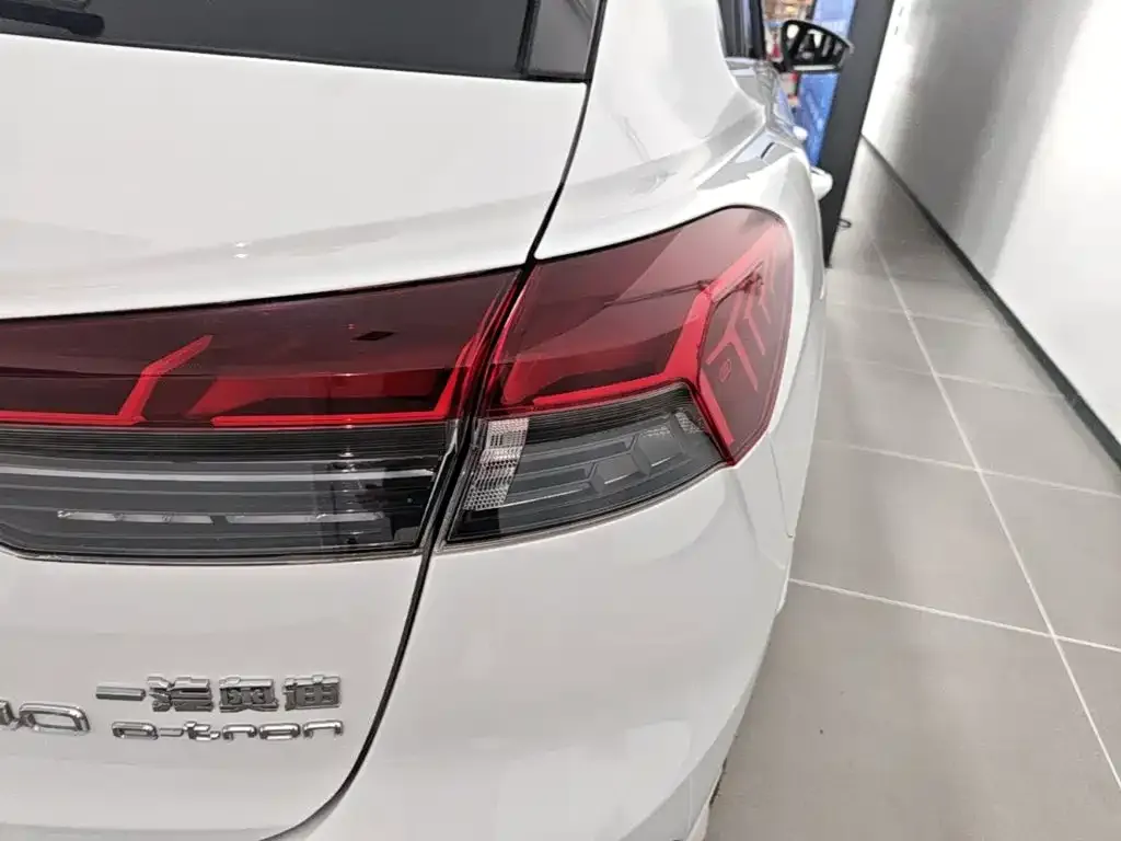 Audi Q4 e-tron — фото 2
