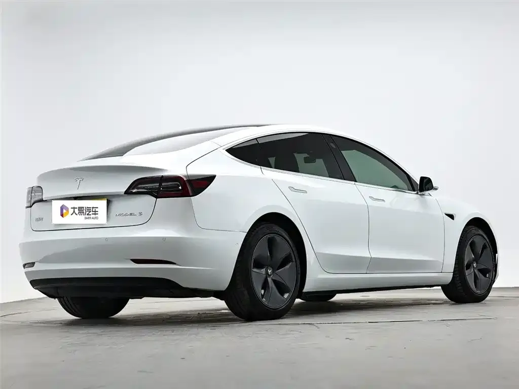 Tesla Model 3 — фото 7
