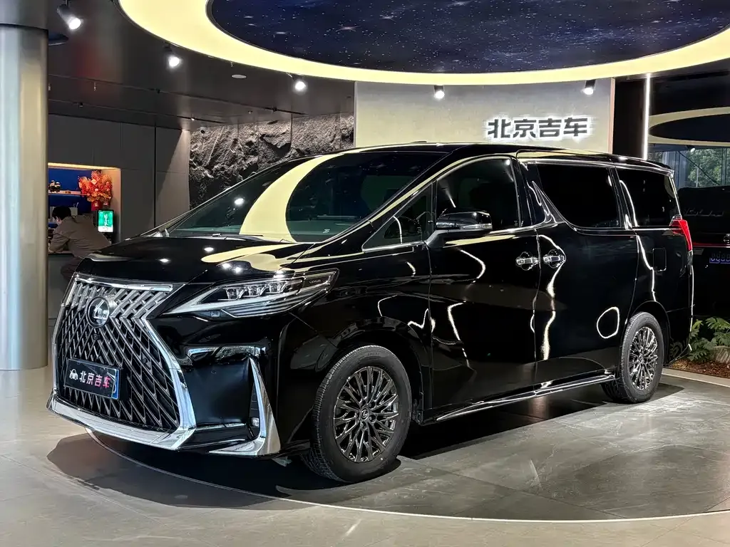 Lexus LM — фото 1