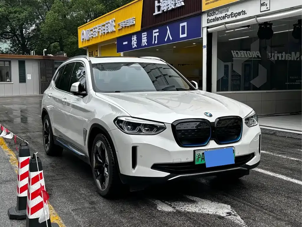 BMW iX3 — фото 9