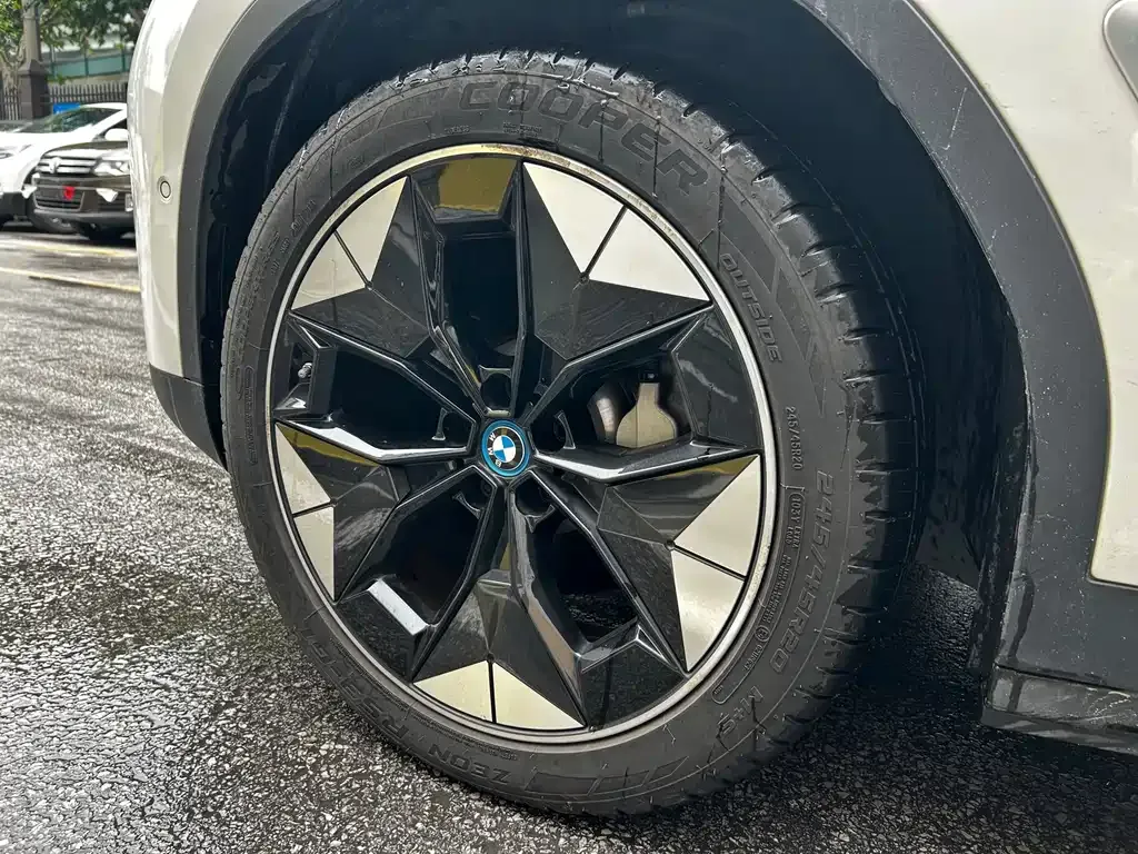 BMW iX3 — фото 10