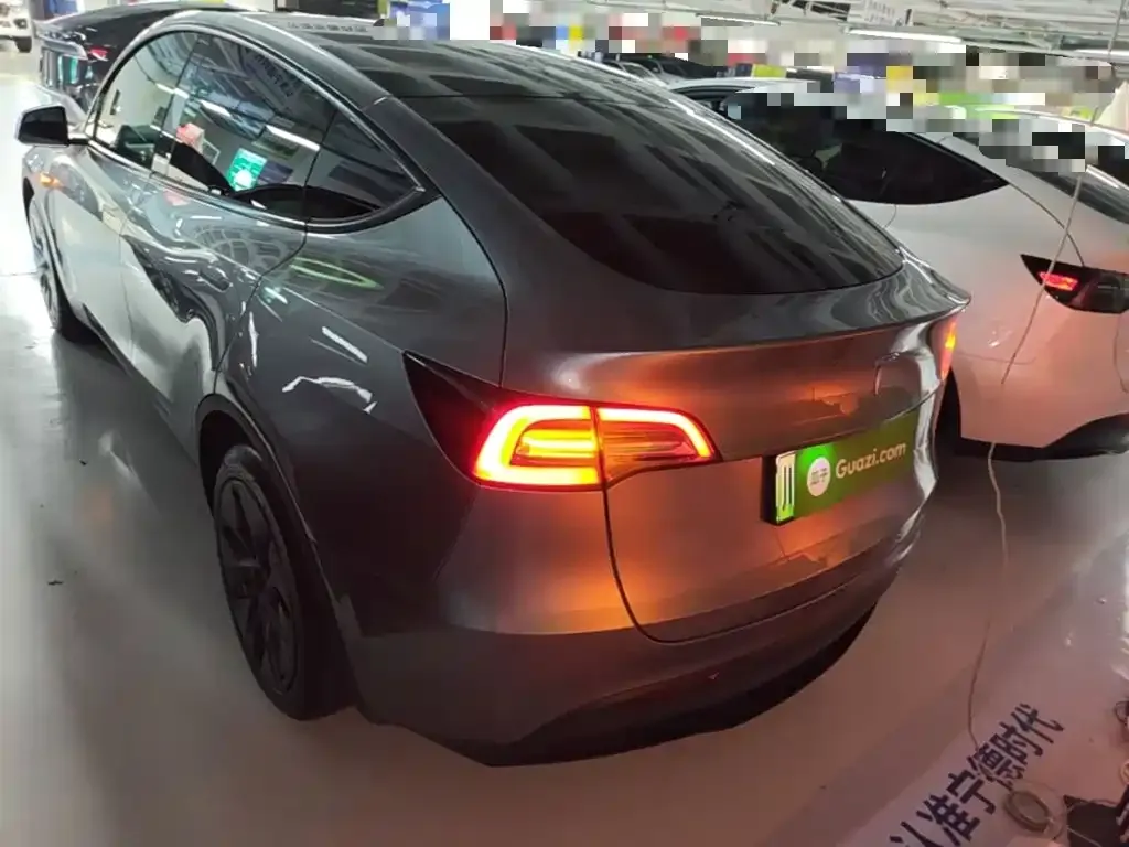 Tesla Model Y — фото 10