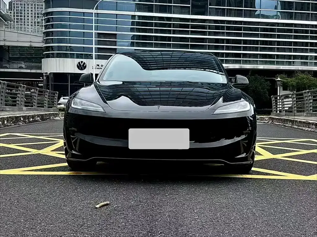 Tesla Model 3 — фото 1