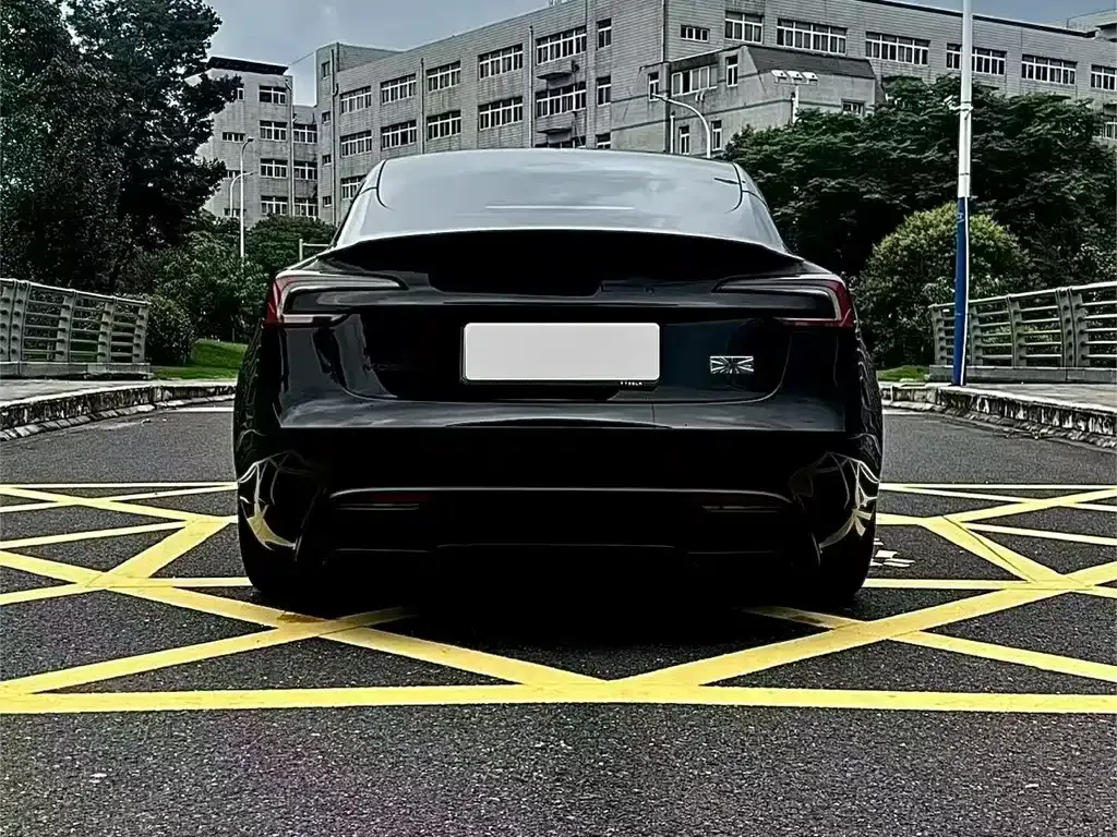 Tesla Model 3 — фото 9