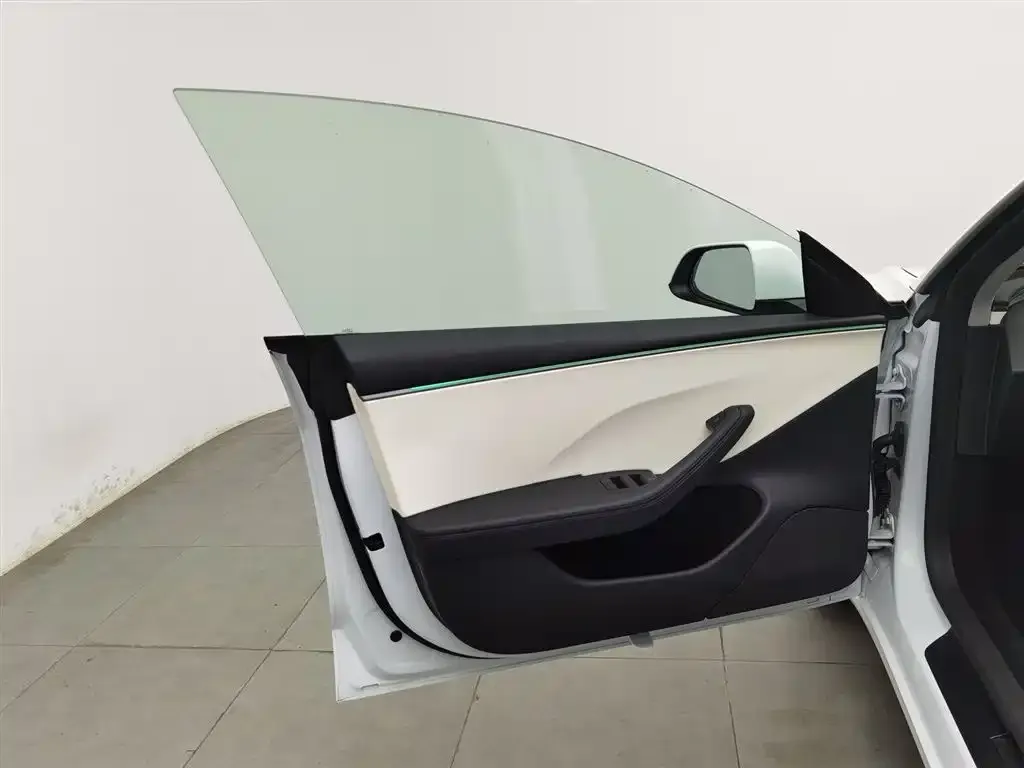 Tesla Model 3 — фото 4