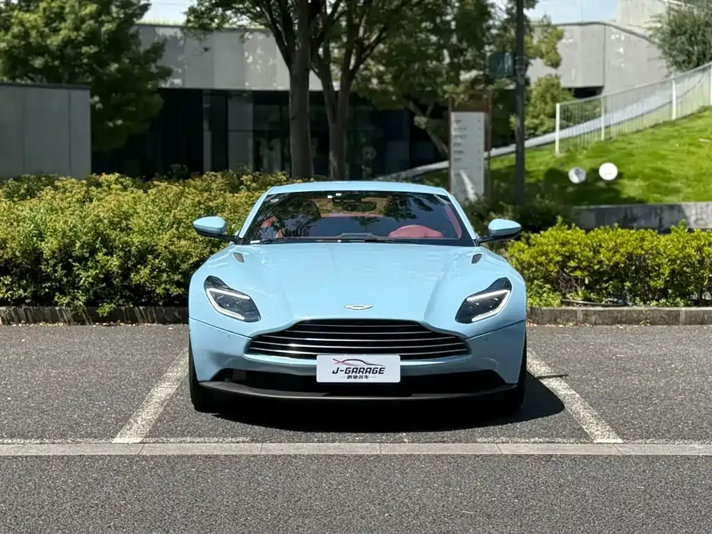 Aston Martin DB11 — фото 1