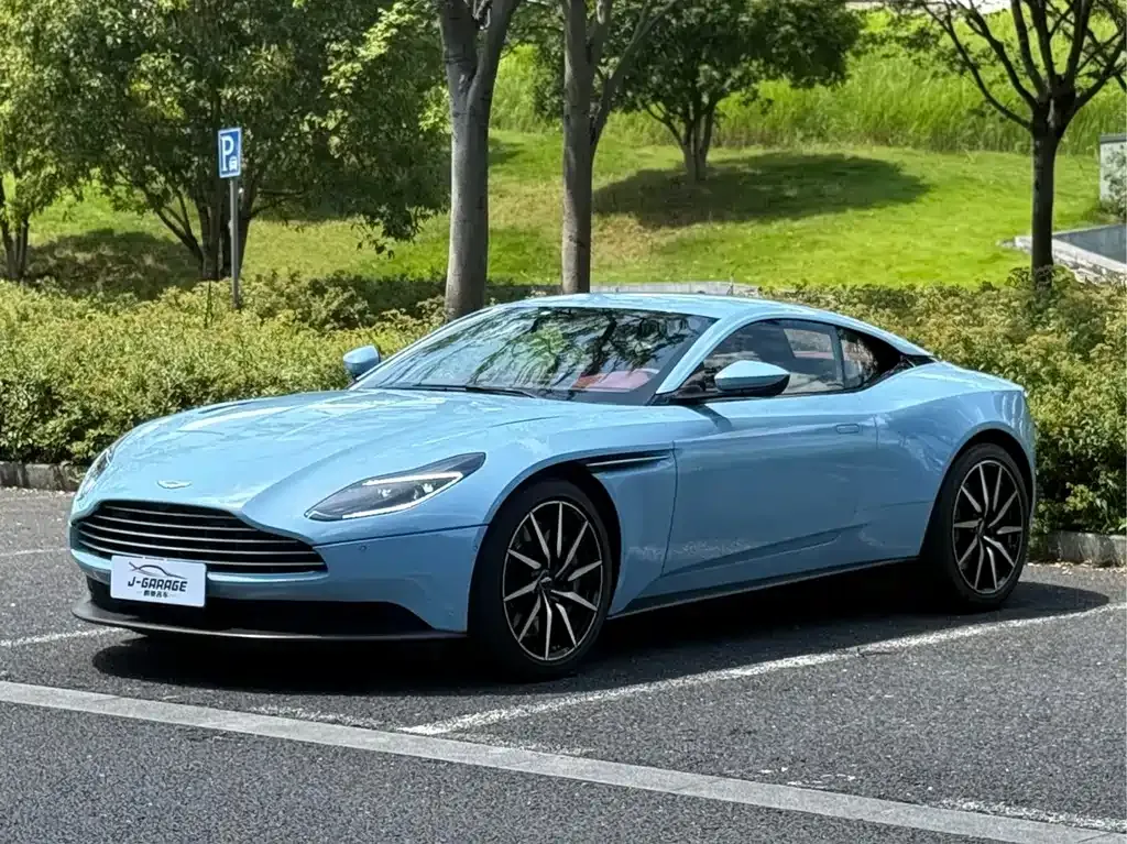 Aston Martin DB11 — фото 9