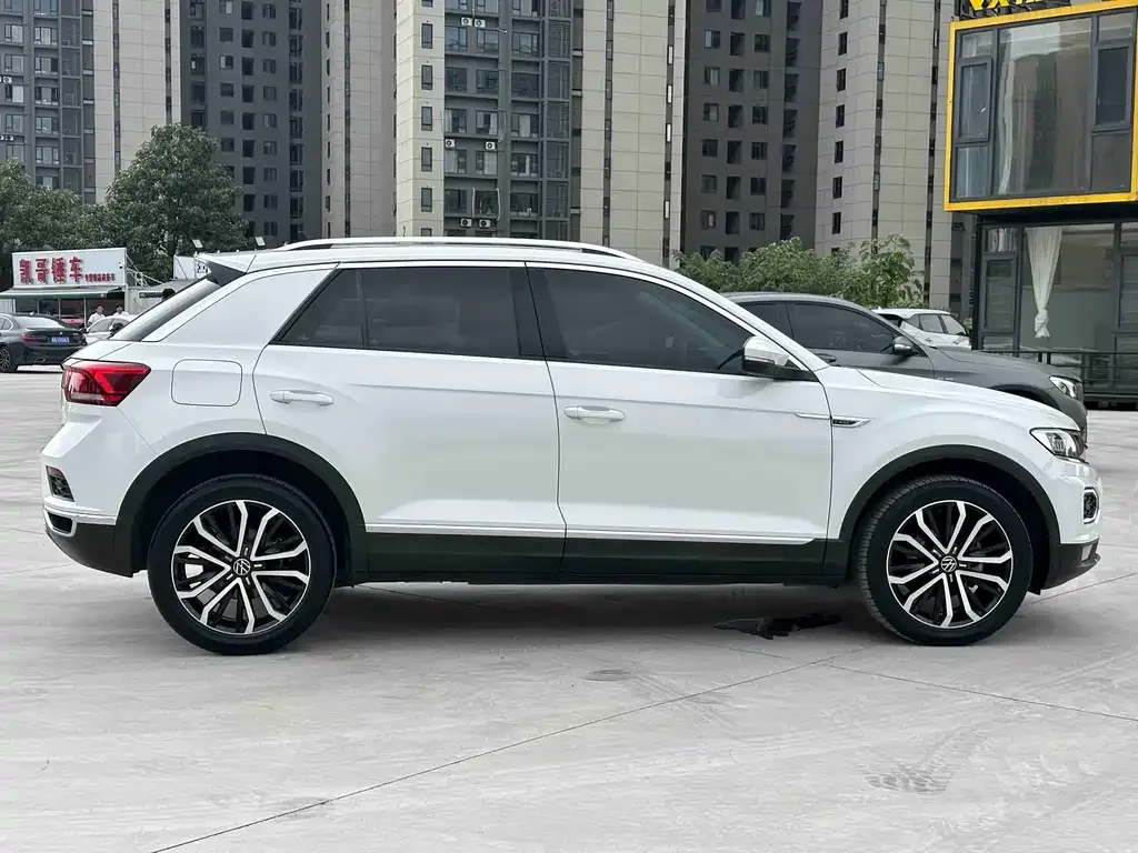 Volkswagen T-Roc — фото 9