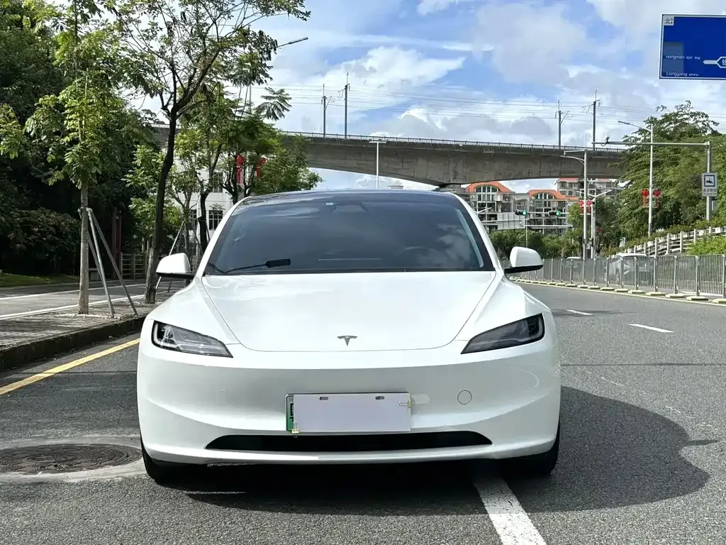 Tesla Model 3 — фото 1