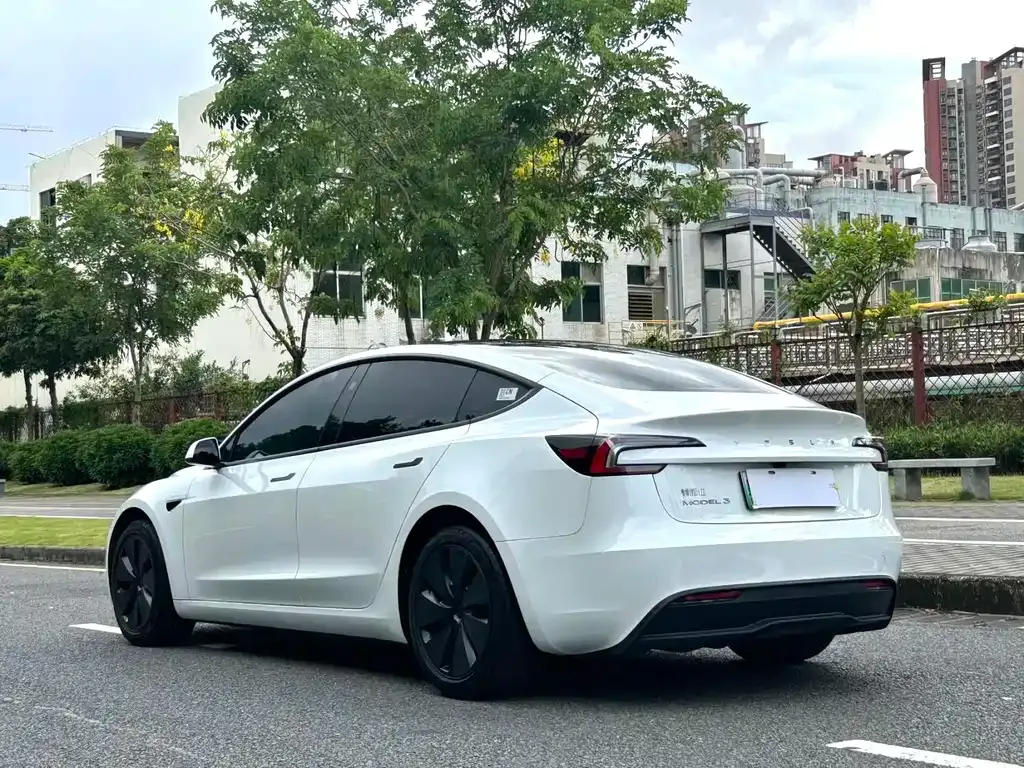 Tesla Model 3 — фото 4