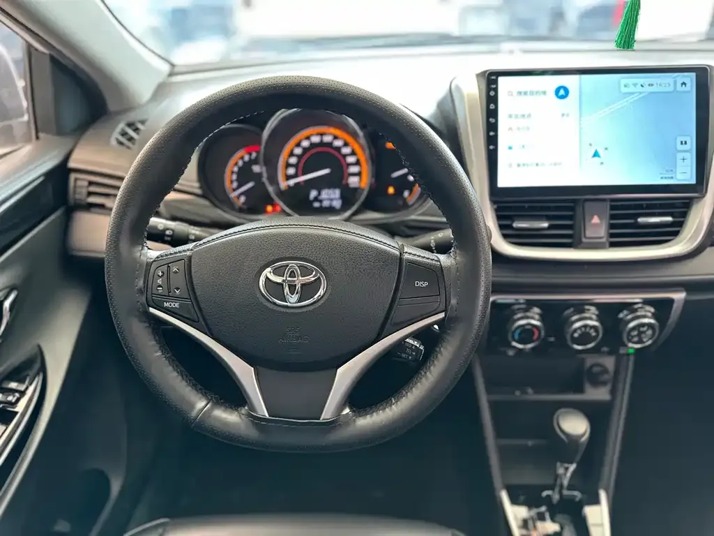 Toyota Yaris L — фото 4