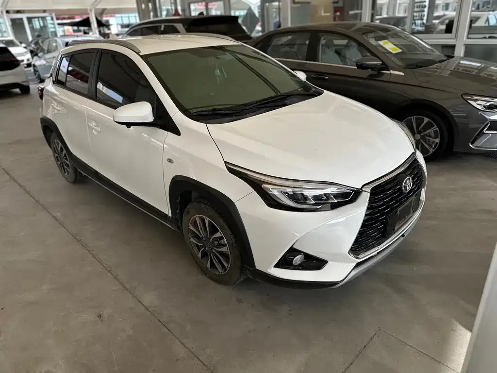 Toyota Yaris L — фото 7