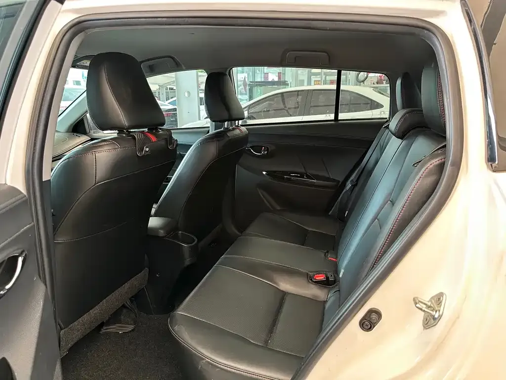 Toyota Yaris L — фото 9