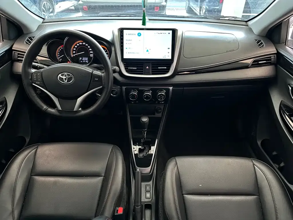 Toyota Yaris L — фото 10