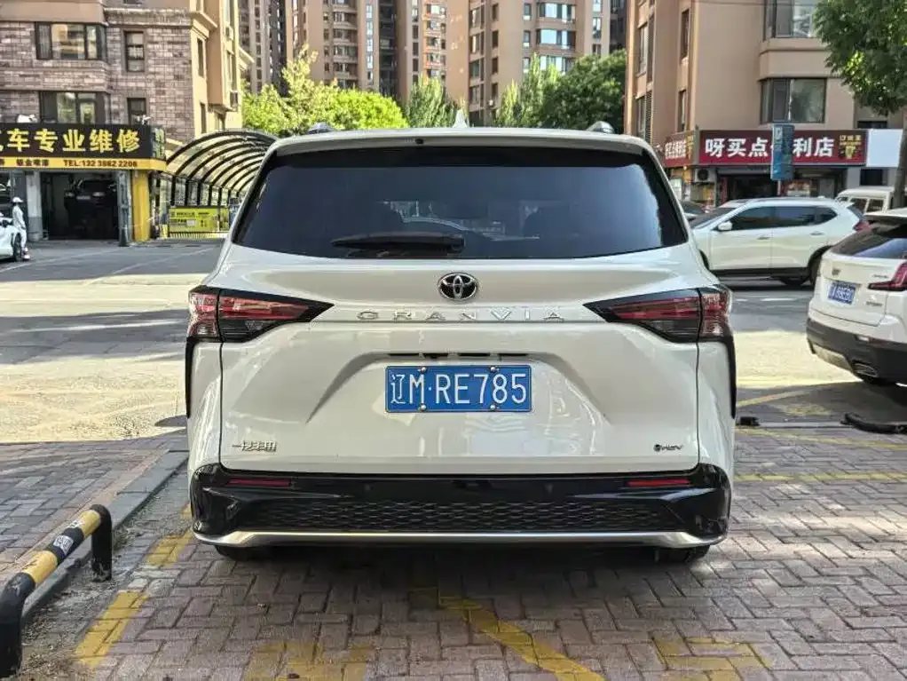 Toyota Granvia — фото 2