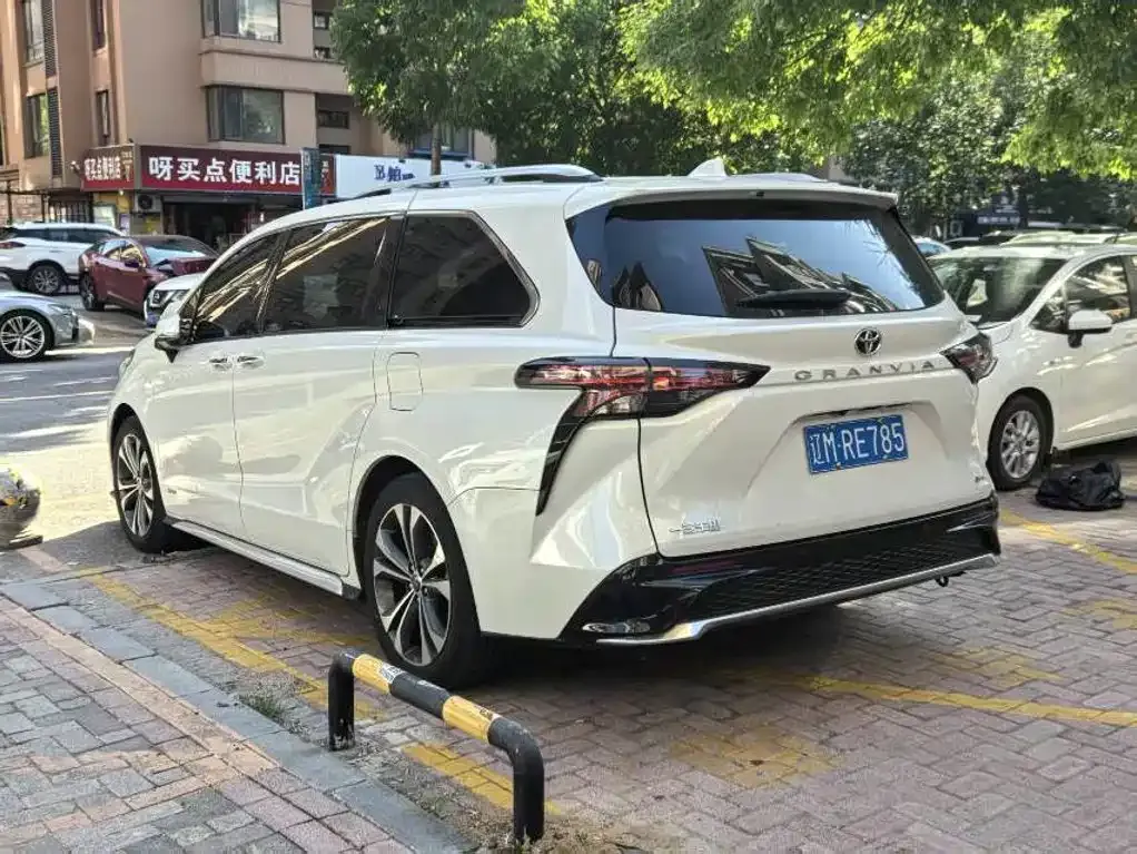 Toyota Granvia — фото 3