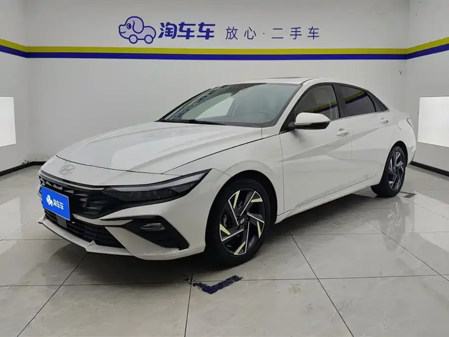 Hyundai Elantra — фото 1