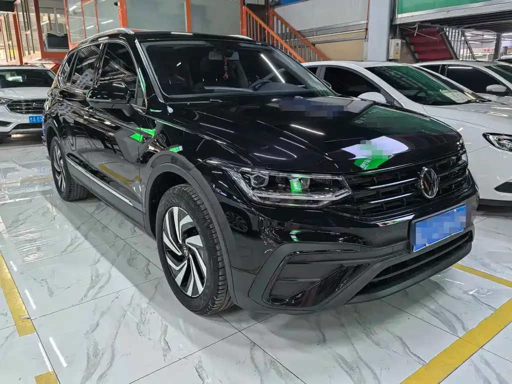 Volkswagen Tiguan L — фото 2