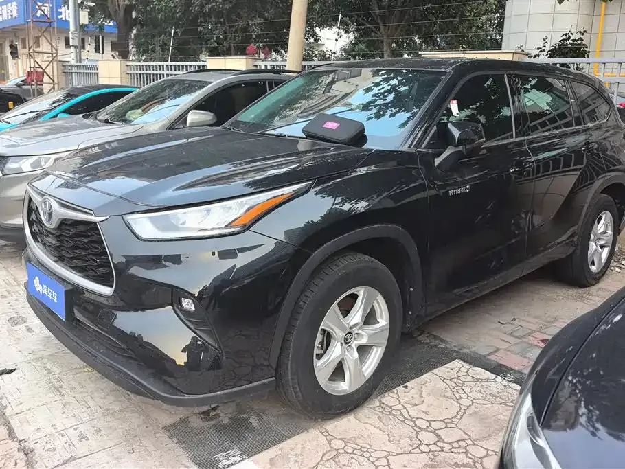 Toyota Highlander — фото 1