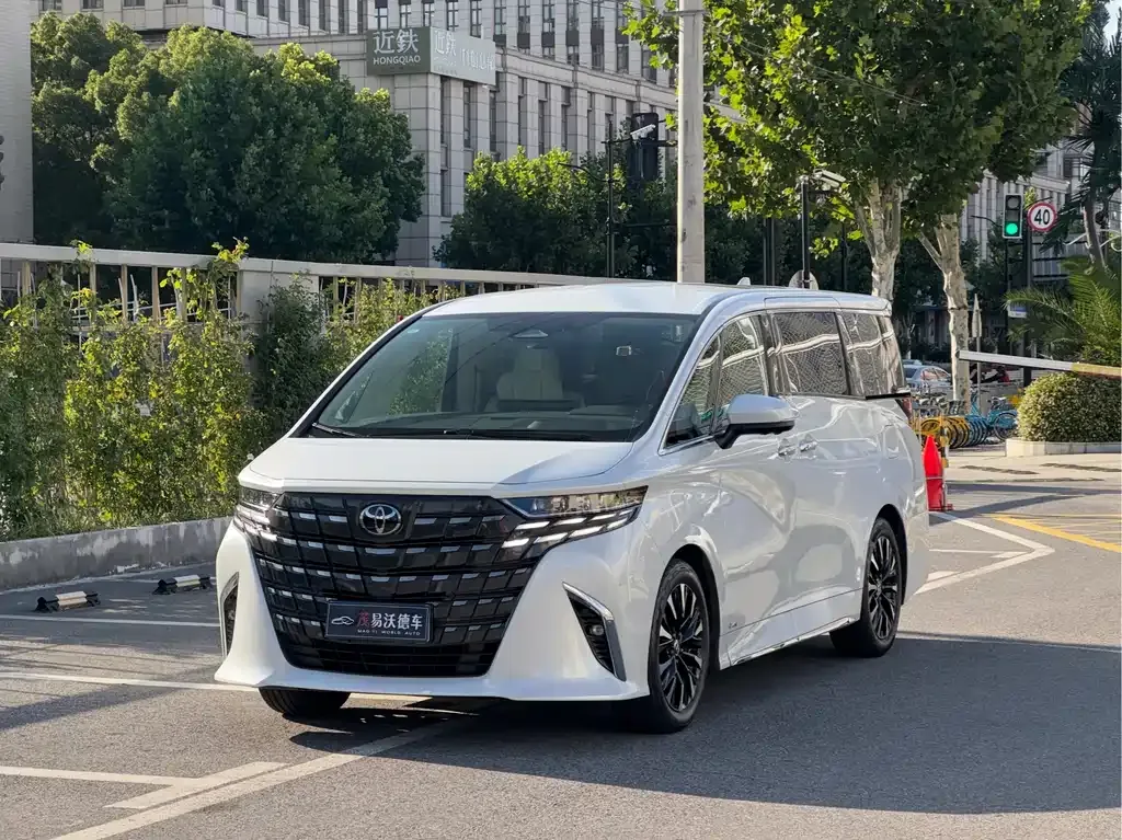 Toyota Alphard — фото 1