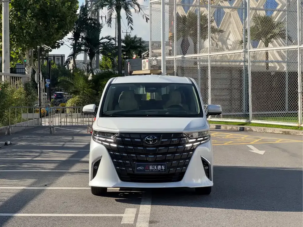 Toyota Alphard — фото 9