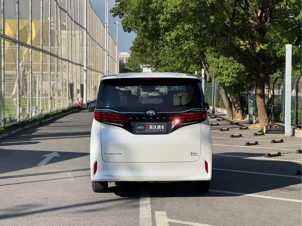 Toyota Alphard — фото 6
