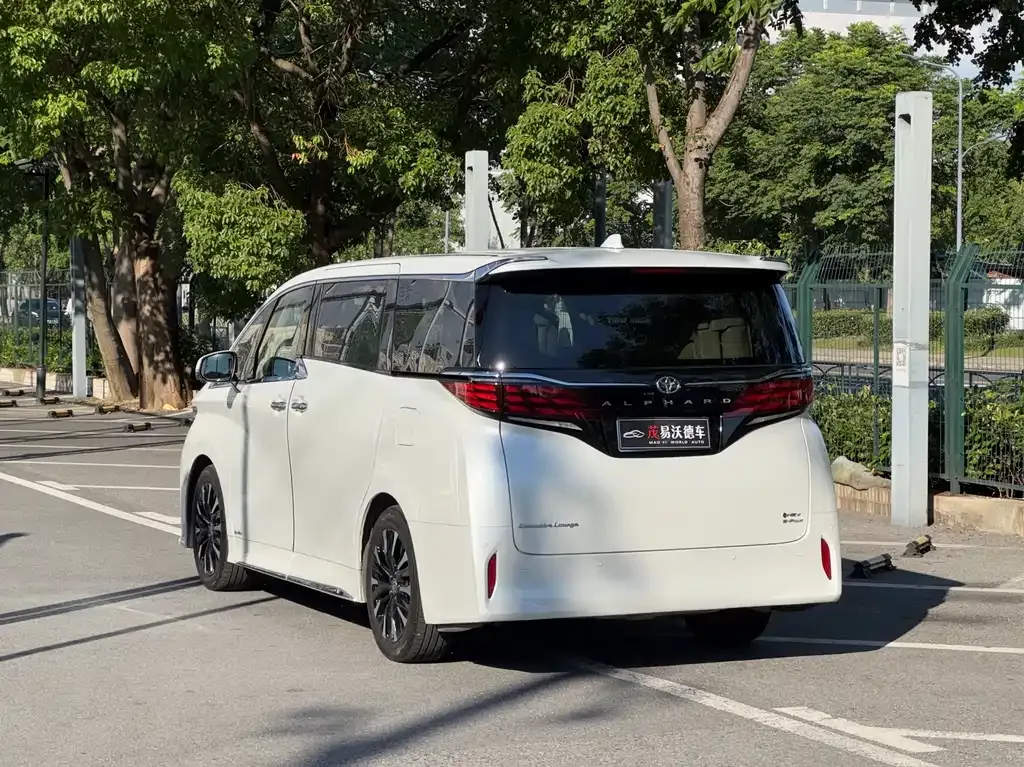 Toyota Alphard — фото 8