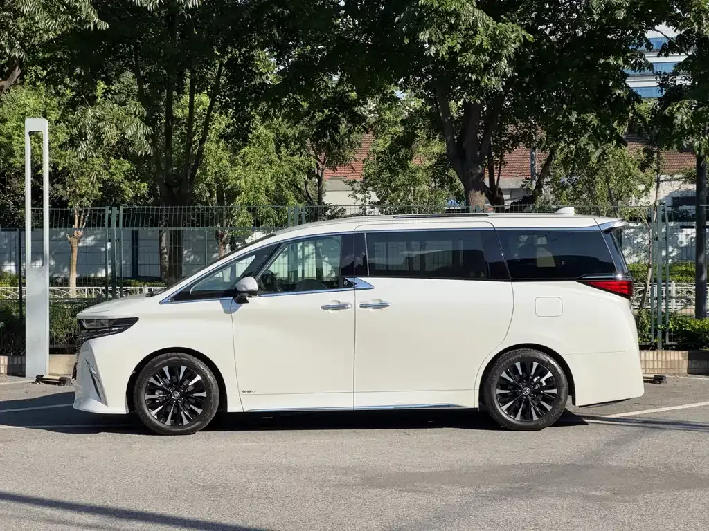 Toyota Alphard — фото 5