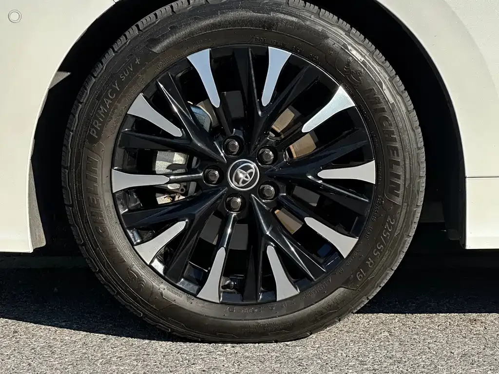 Toyota Alphard — фото 4