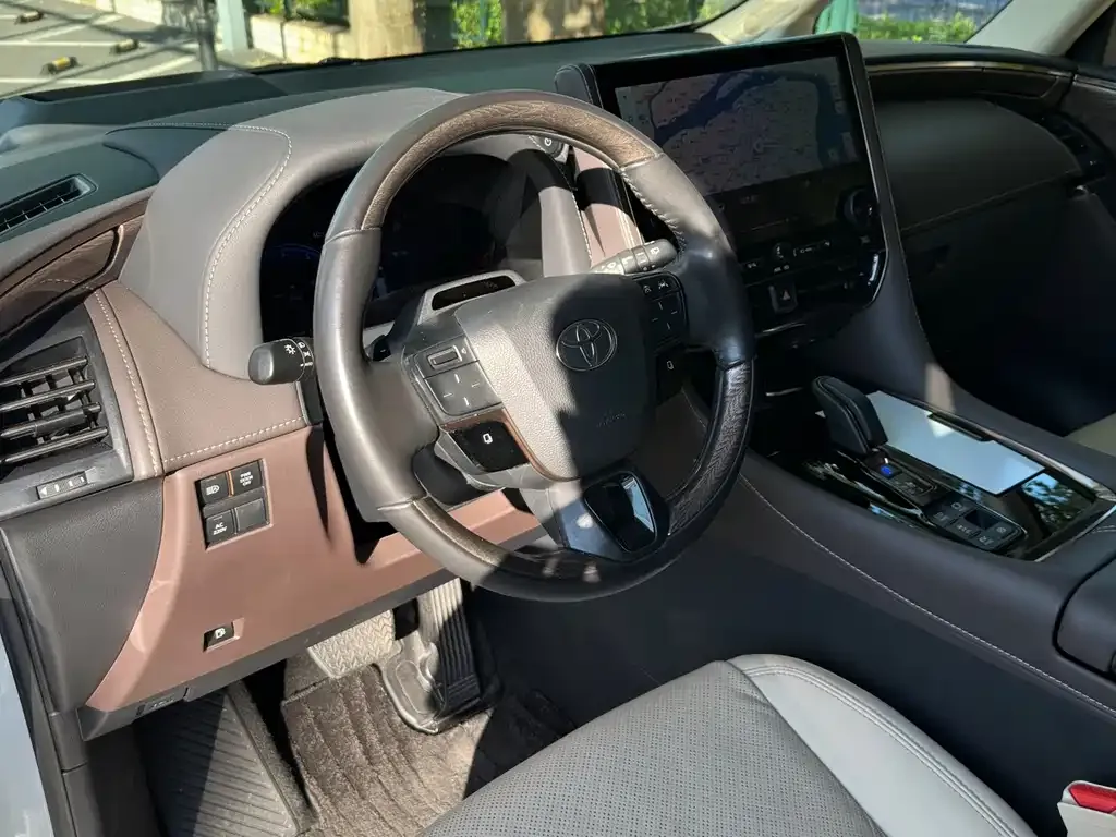 Toyota Alphard — фото 2