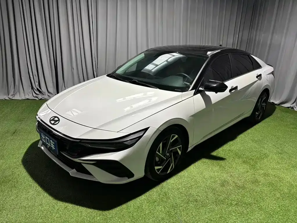 Hyundai Elantra — фото 1