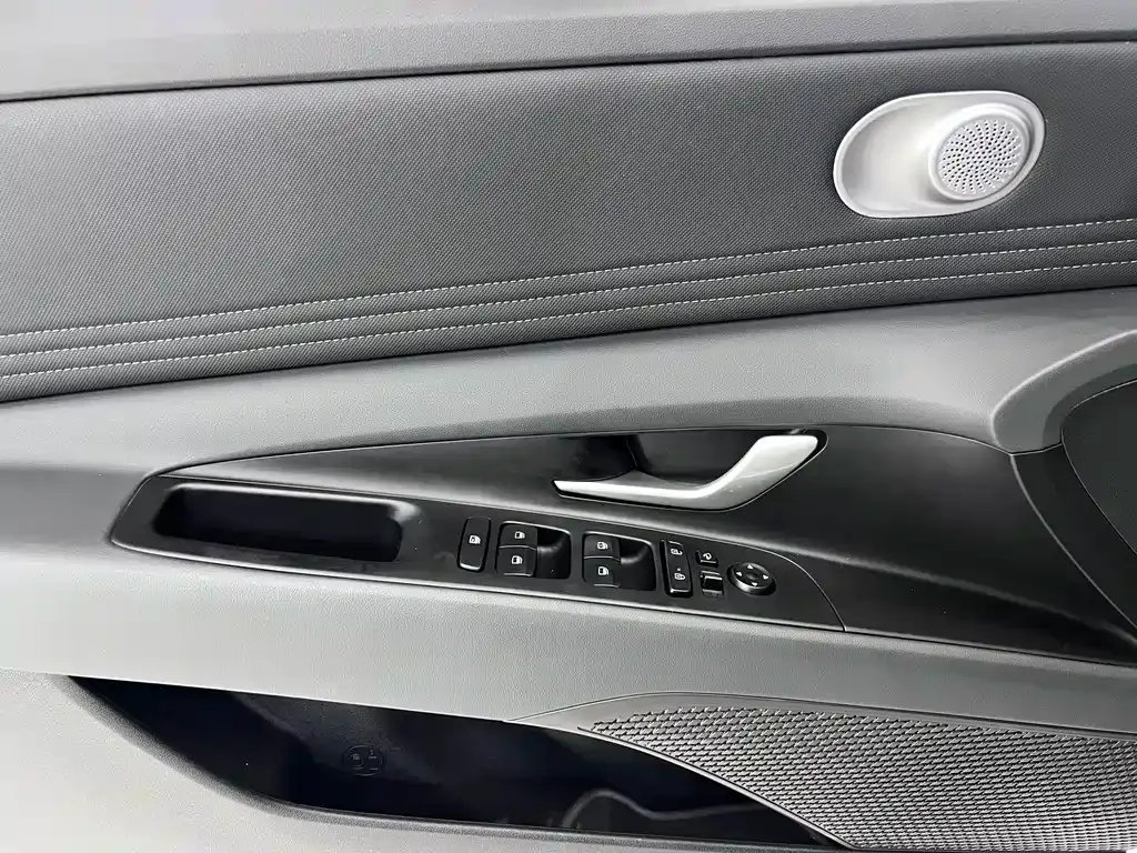 Hyundai Elantra — фото 10