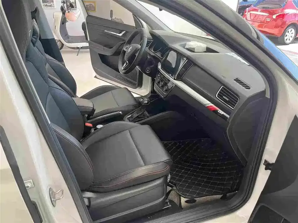 Skoda Kamiq — фото 2