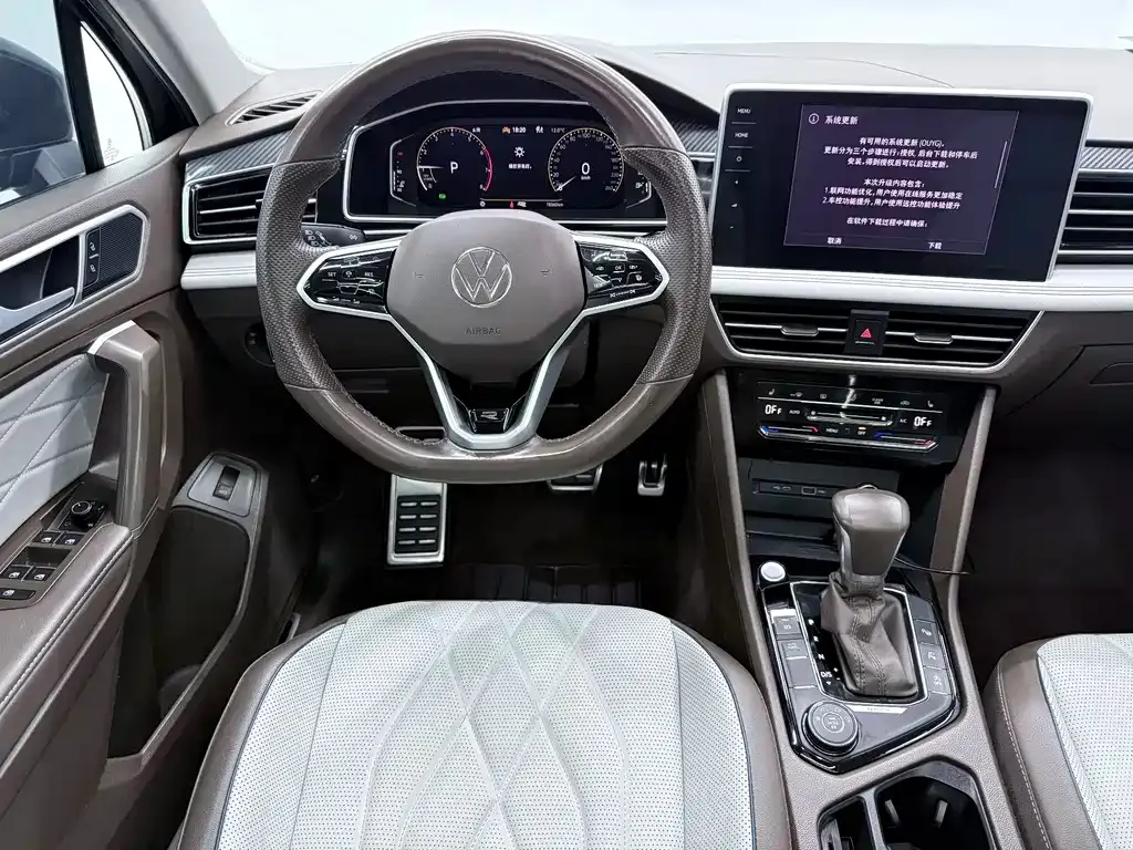Volkswagen Tiguan L — фото 10
